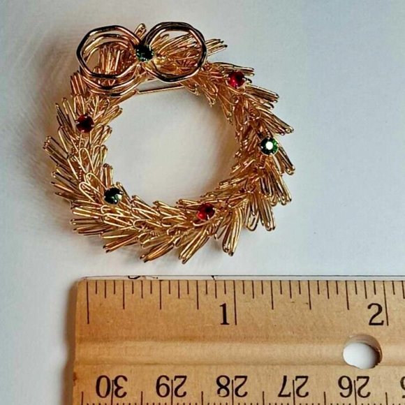 CHRISTMAS Pin Brooch Vintage Wreath Red Green Enamel Textured Gold Tone Estate - Picture 5 of 5